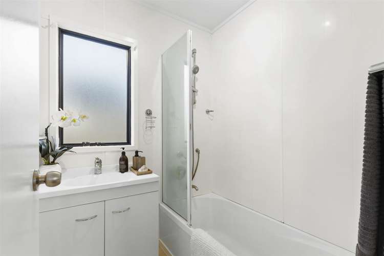 1/2 Graham Avenue Te Atatu Peninsula_14