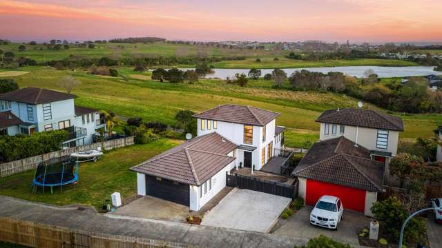 Luxury Harbour Ridge Retreat with Stunning Views