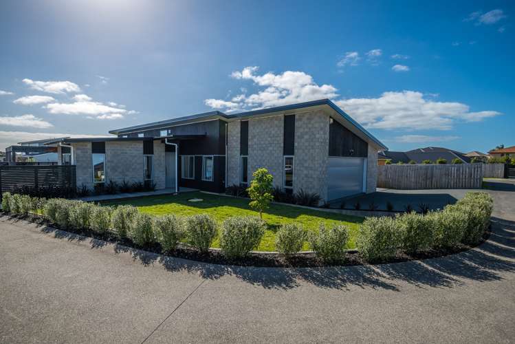 77 Intrepid Crescent Beachlands_3