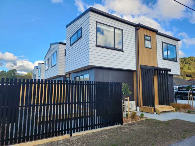 Wainuiomata, 2 bedrooms with Carpark