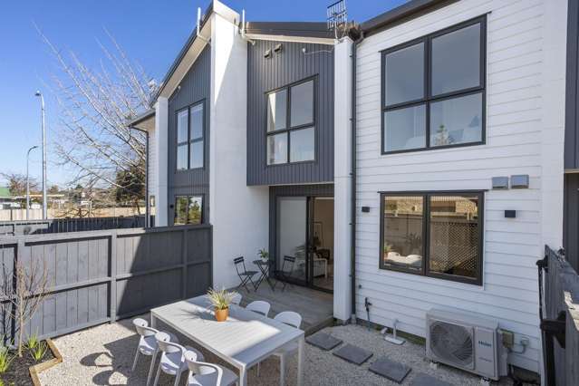Sun-drenched Modern Freehold Living