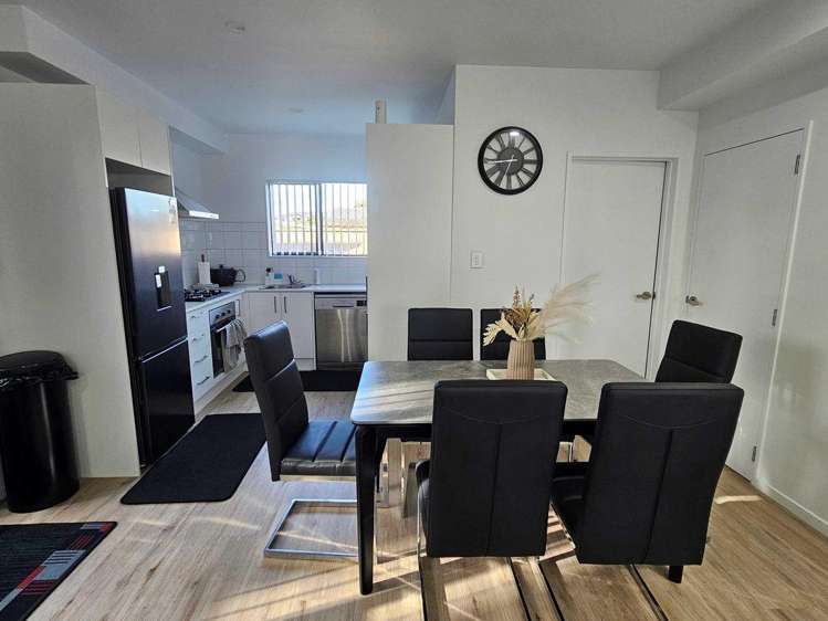 12 Eileen Newey Place 11401_6