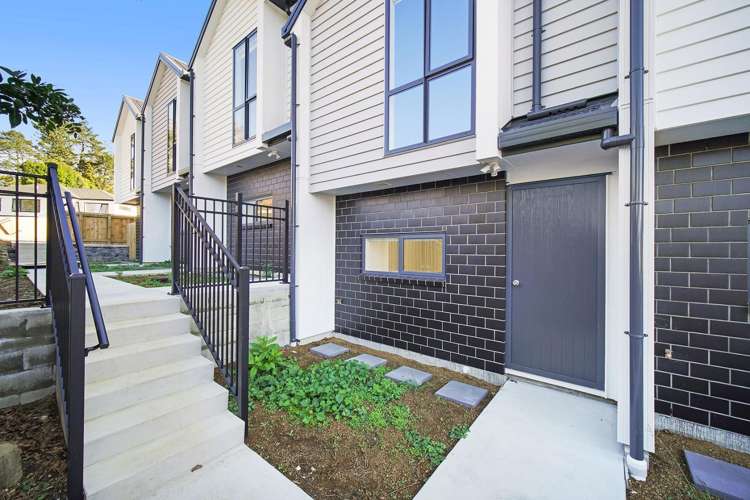 7/31 Ayton Drive_0