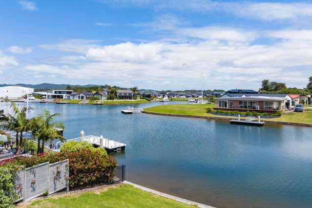 MAGNIFICENT 727m2 WATERFRONT SECTION