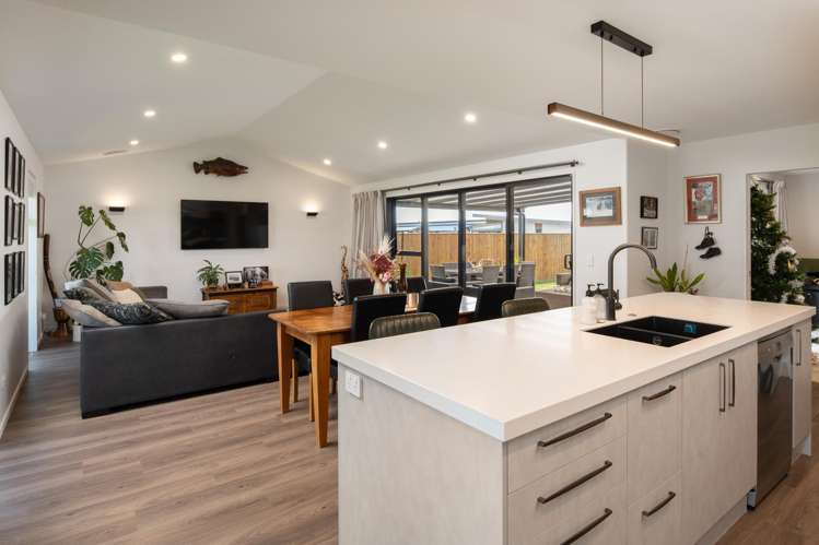 11 Kittyhawk Road Burleigh_6