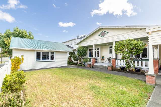 Prime Napier Location with motivated owner!