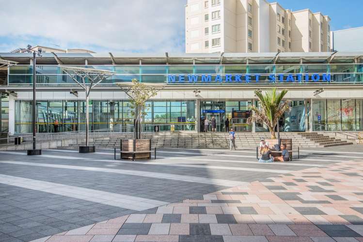 B408/176 Broadway Newmarket_11