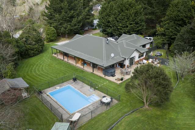 Private resort with GARAGING GALORE!
