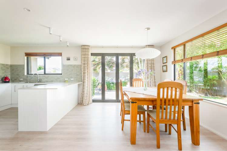 64 Travis Country Drive Burwood_6