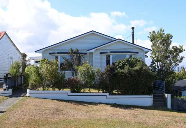 Sun-Soaked Comfort in the Heart of Hokitika