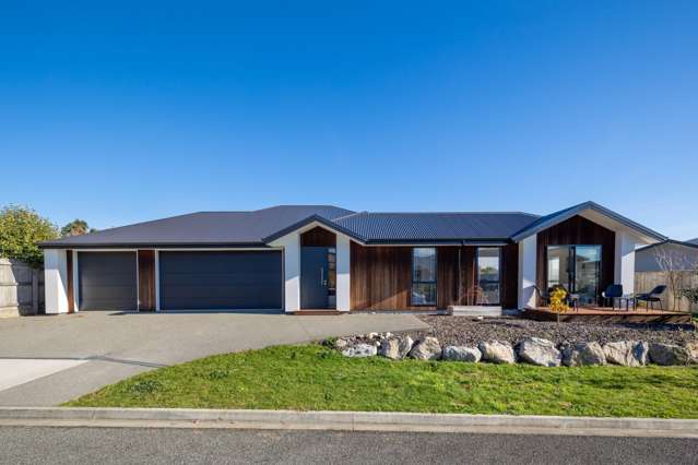 Wow Factor with 3 Car Garaging!