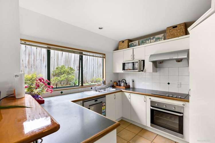 2/4 Bond Crescent Forrest Hill_9