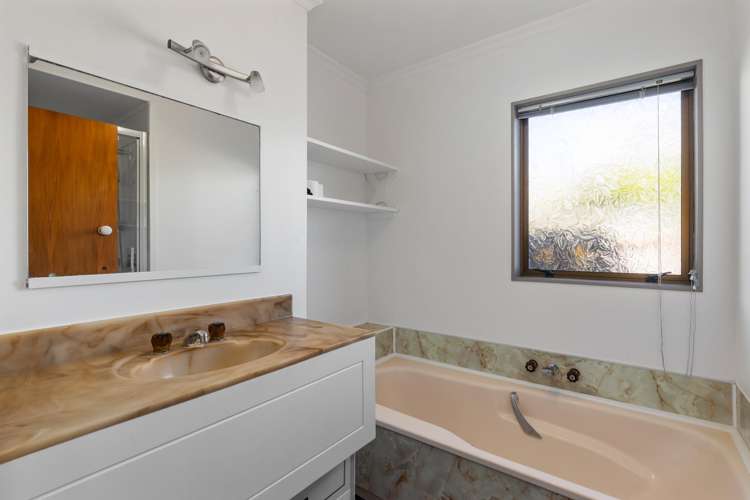 5 Kinloch Place Papakowhai_12
