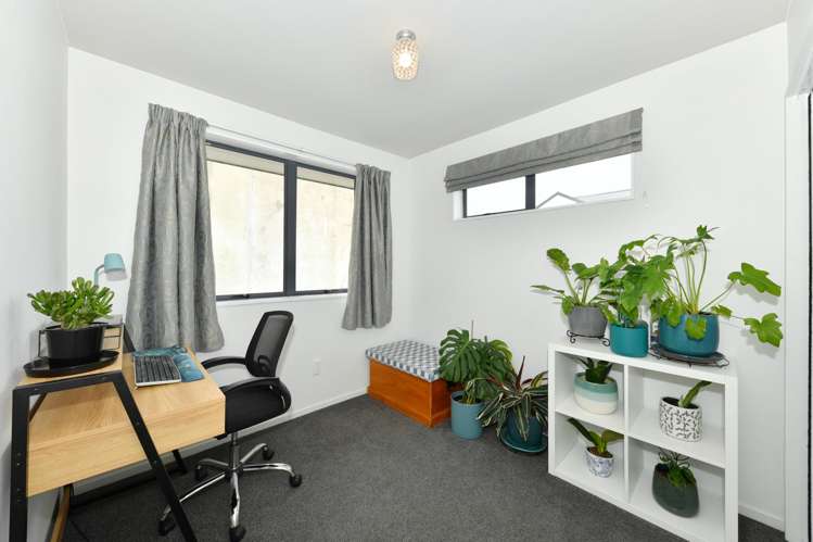 2/11 Short Street Waltham_8