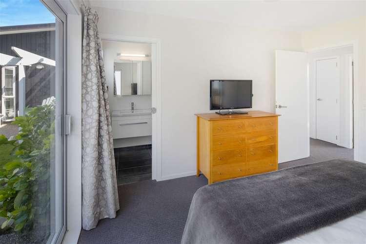 51 Red Beech Avenue Woodridge_10