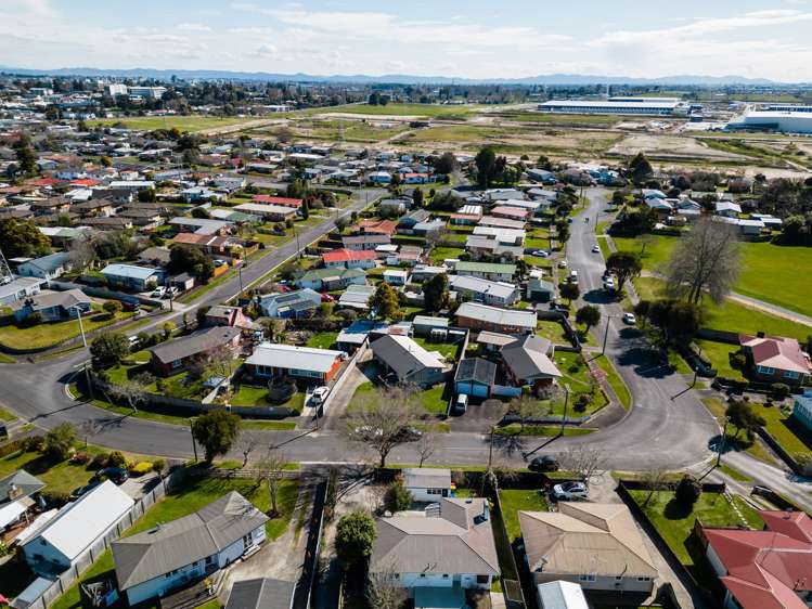 60 Southsea Crescent Silverdale_21