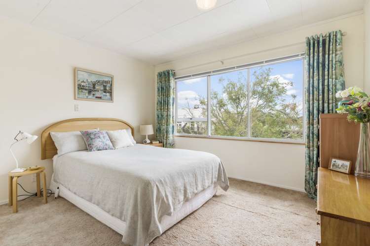 2/253 Glenfield Road Hillcrest_11