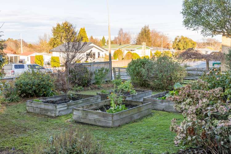 10 Dale Crescent Gore Surrounds_11