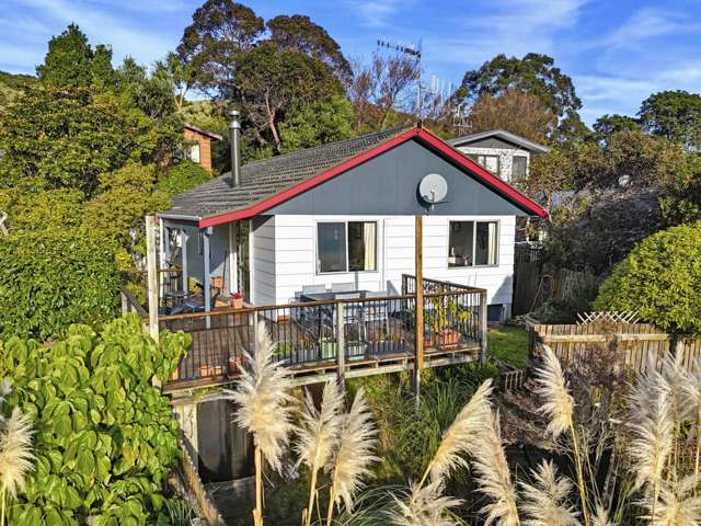 Raumati South Retreat with Elevated Views