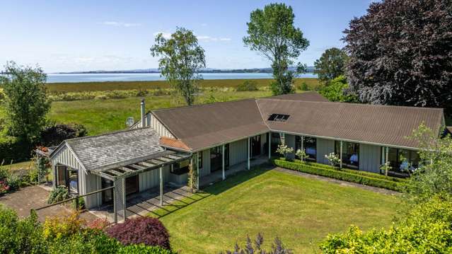 STUNNING WATERFRONT HOME & VIEWS, KIWIFRUIT & MORE