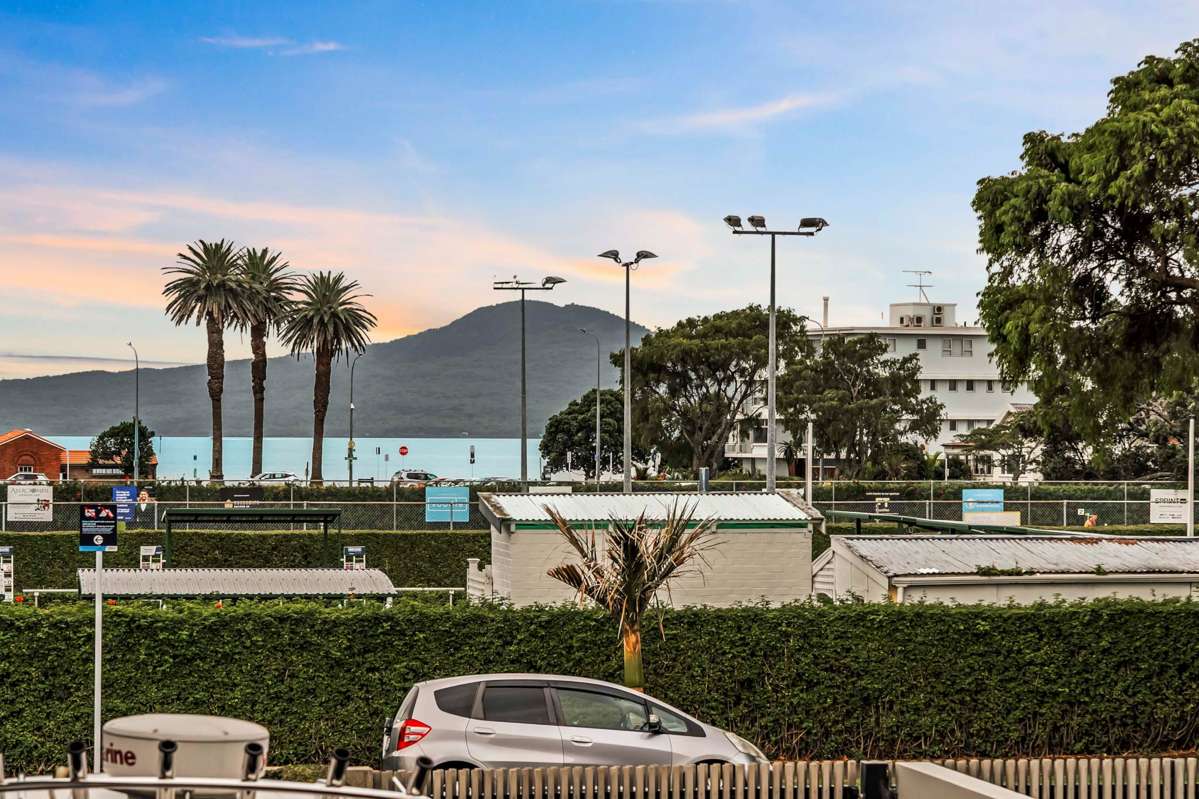 2/42 Goldie Street_0