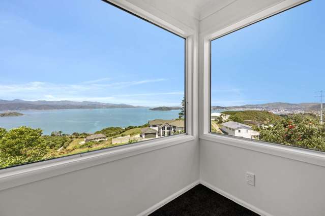 Freshly Updated with Stunning Harbour Views!