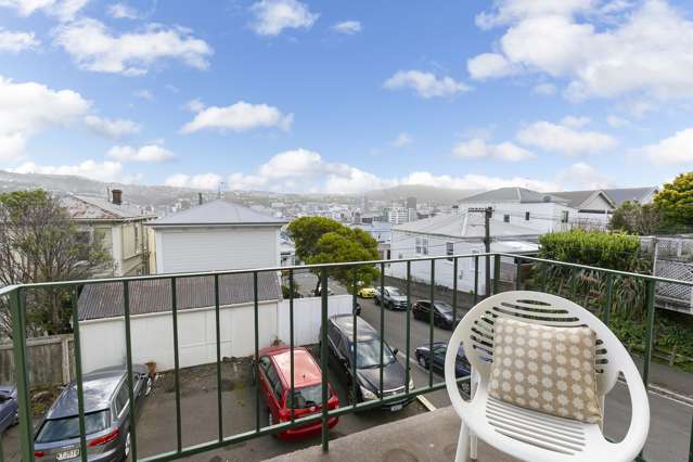 4/2 Scarborough Terrace Mount Victoria_2