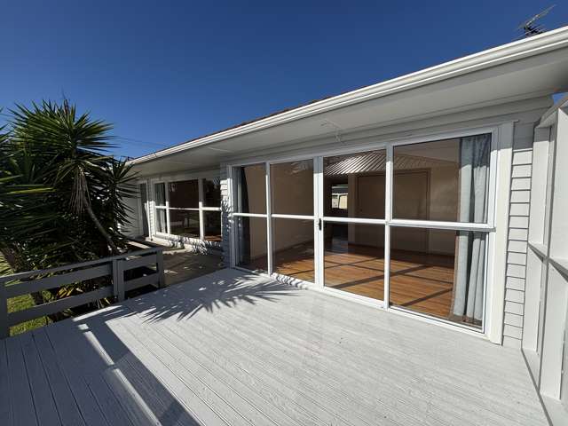 4 bedrooms, Te Atatu Peninsula - Lawns included!