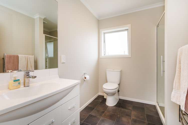 8 Roots Street West Feilding_14