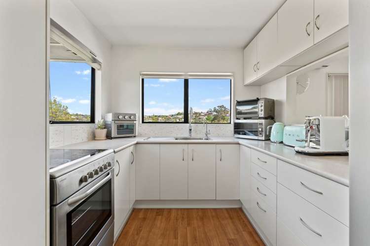 2/84 Totaravale Drive Totara Vale_6