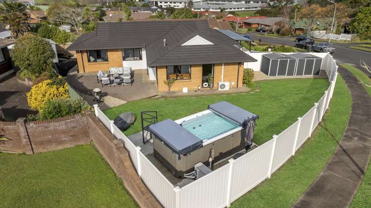 2/10 Pinewood Grove Botany Downs_24