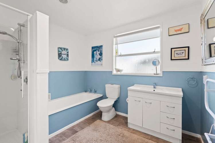 1013 Willowpark Road North Mayfair_11