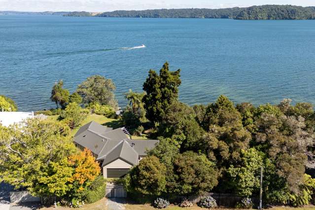 Stunning Lakefront Haven at Rotoiti