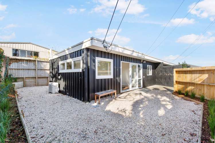 1/1 Griffiths Place Te Atatu South_12