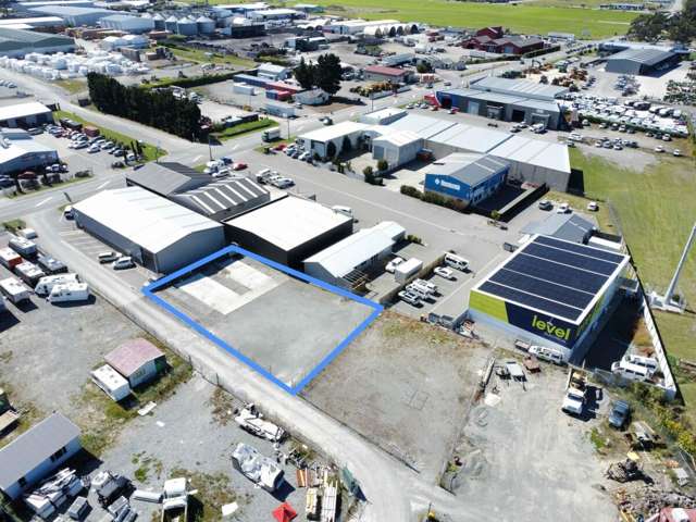 Gravelled & Secure Yard (900sq m)