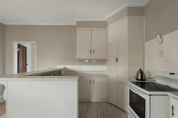 12 Riverbank Road_1