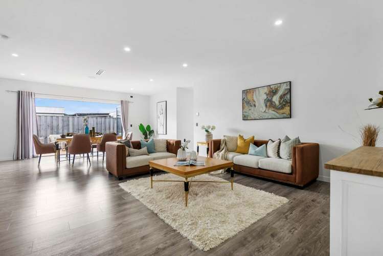 14 Leebank Crescent Riverhead_5