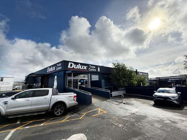 HIGH PROFILE SHOWROOM / WAREHOUSE