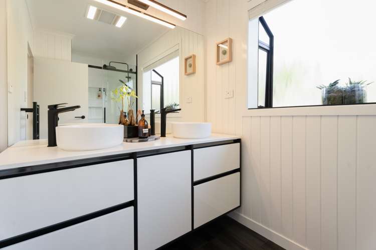 8 Hillview Crescent Paparangi_16