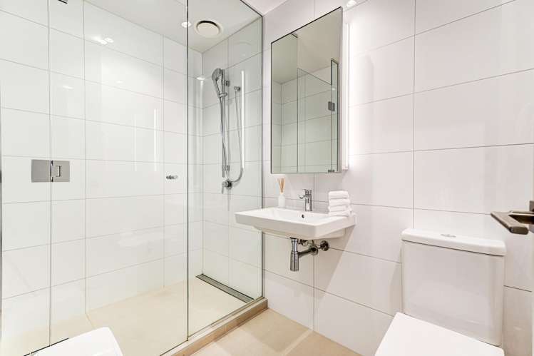 220/223A Green Lane West Epsom_13