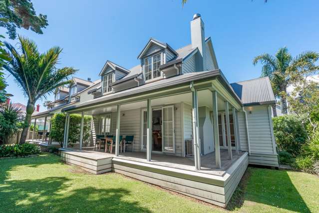 Charming cottage in central Russell