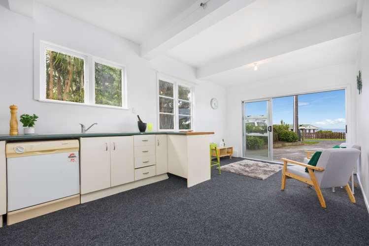 9 Piccadilly Circus Snells Beach_31