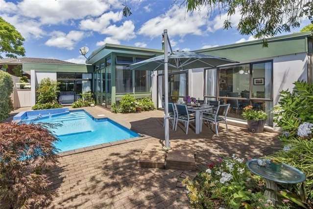 Family Home with Pool & Boat Parking-Macleans ZONE