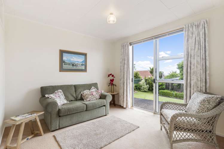 2/253 Glenfield Road Hillcrest_15