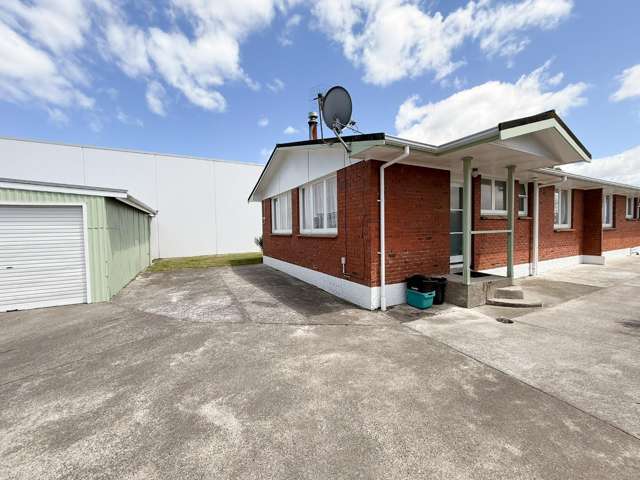 Tidy & Private Two-Bedroom Unit Close to Town
