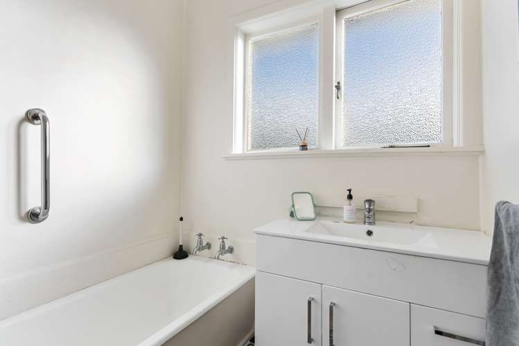 4208 Great North Road Glendene_17