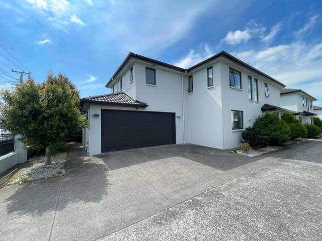 Spacious Family Home in Prime Mount Roskill Lo...