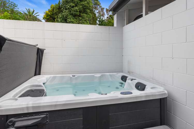 25 Mayfair Crescent Mairangi Bay_26