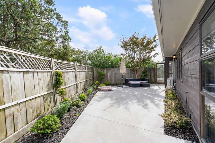 2/865 Beach Road Waiake_24