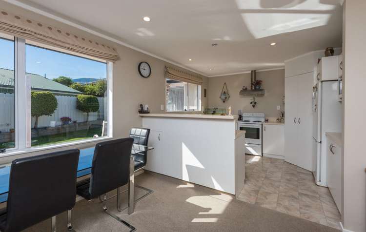 12 Kate Edgar Place Stoke_10